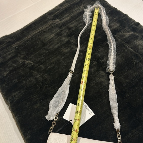 NWT Calvin Klein off white leather pebble grain crossbody bag metallic hardware - Picture 5 of 12